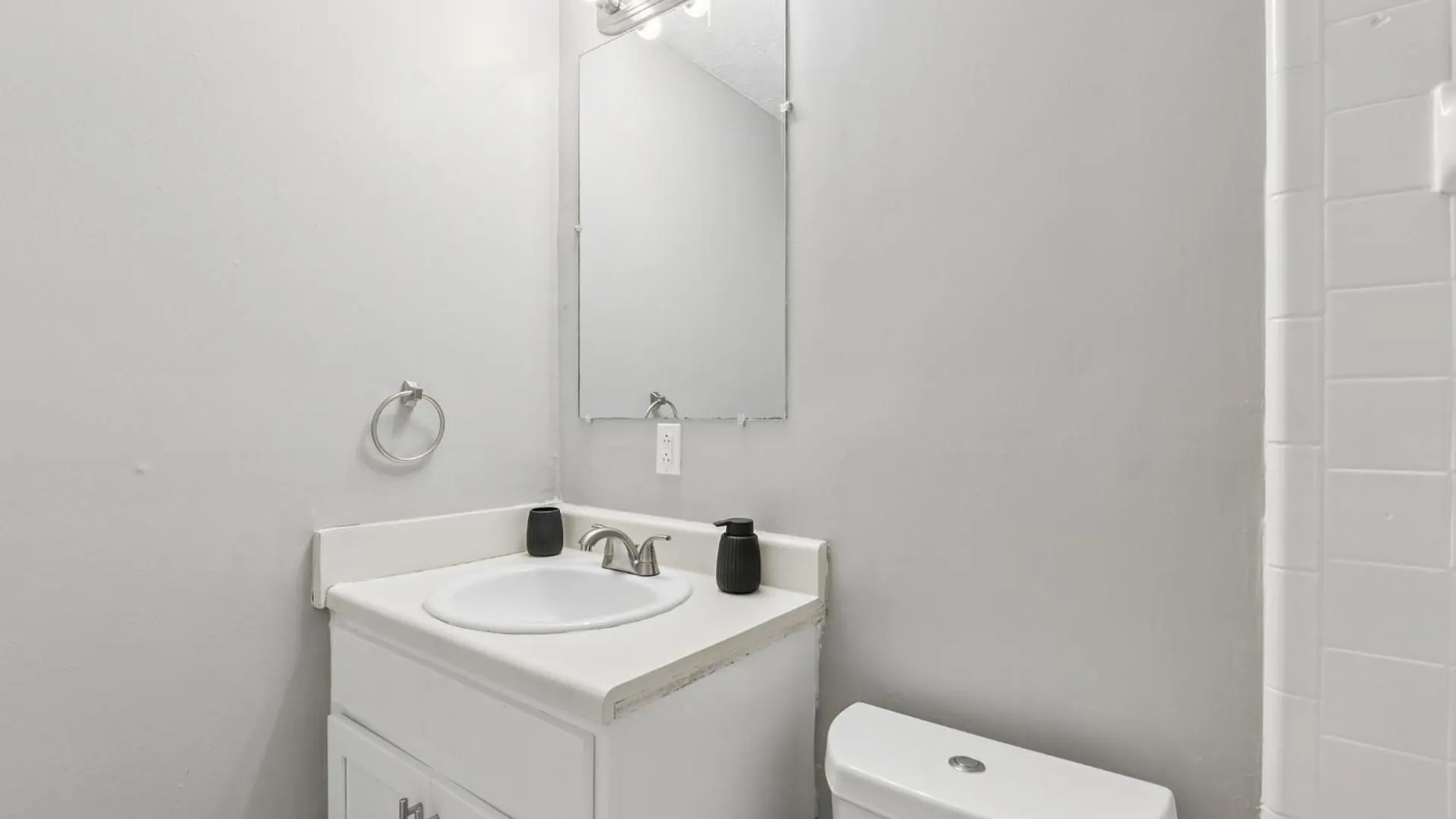 Avery Apartments D4 I Spacious 2 Bed 1 Bath Nashville